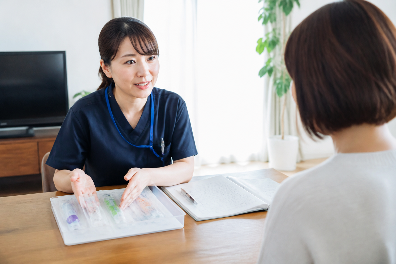 カテーテルの種類と排尿日誌を利用者家族に説明する訪問看護師