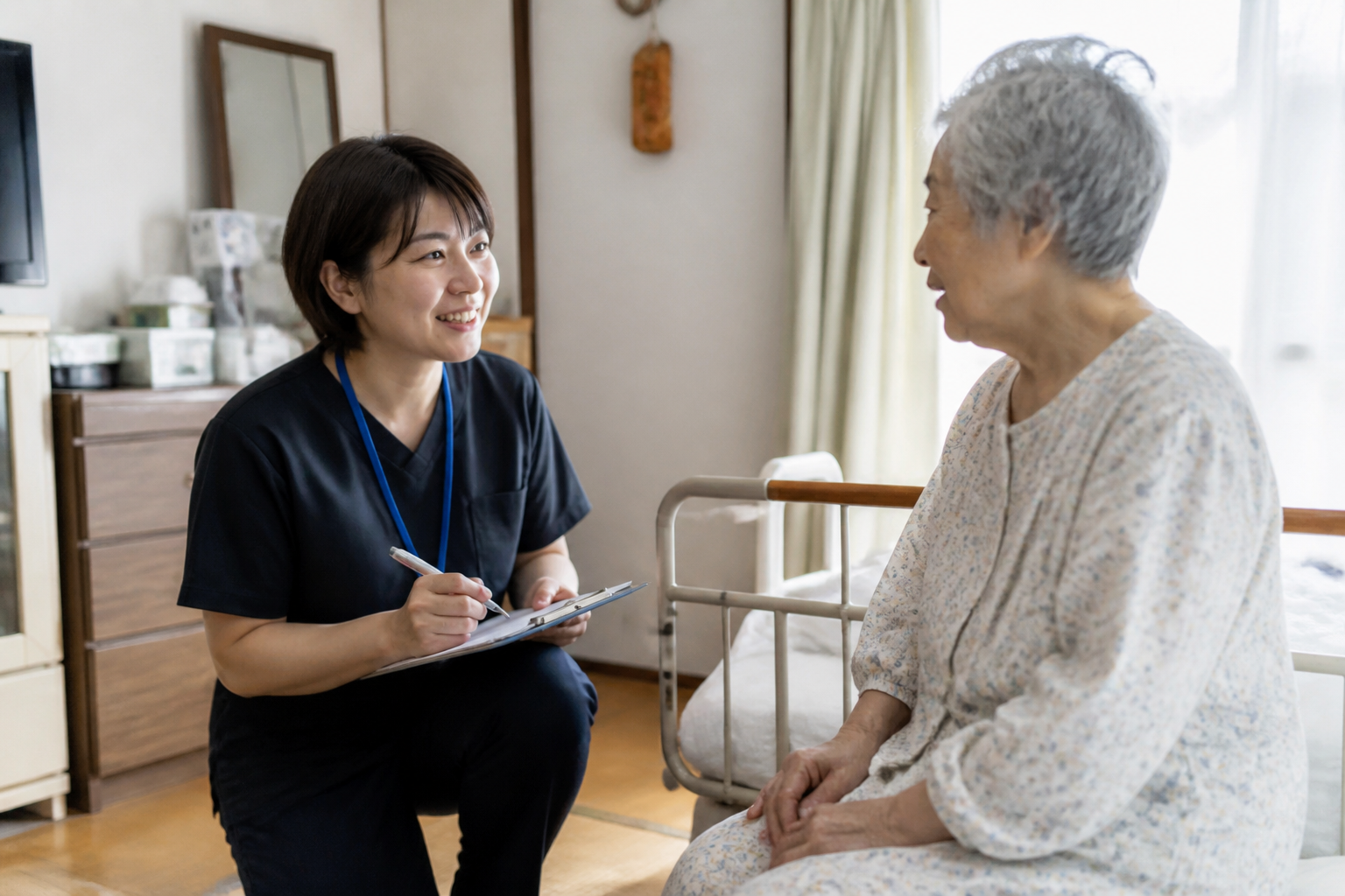 訪問看護師が認知症の利用者に寄り添う様子