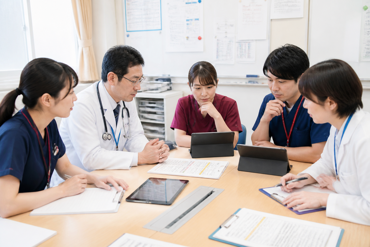 医師・訪問看護師・薬剤師による多職種連携カンファレンスの様子