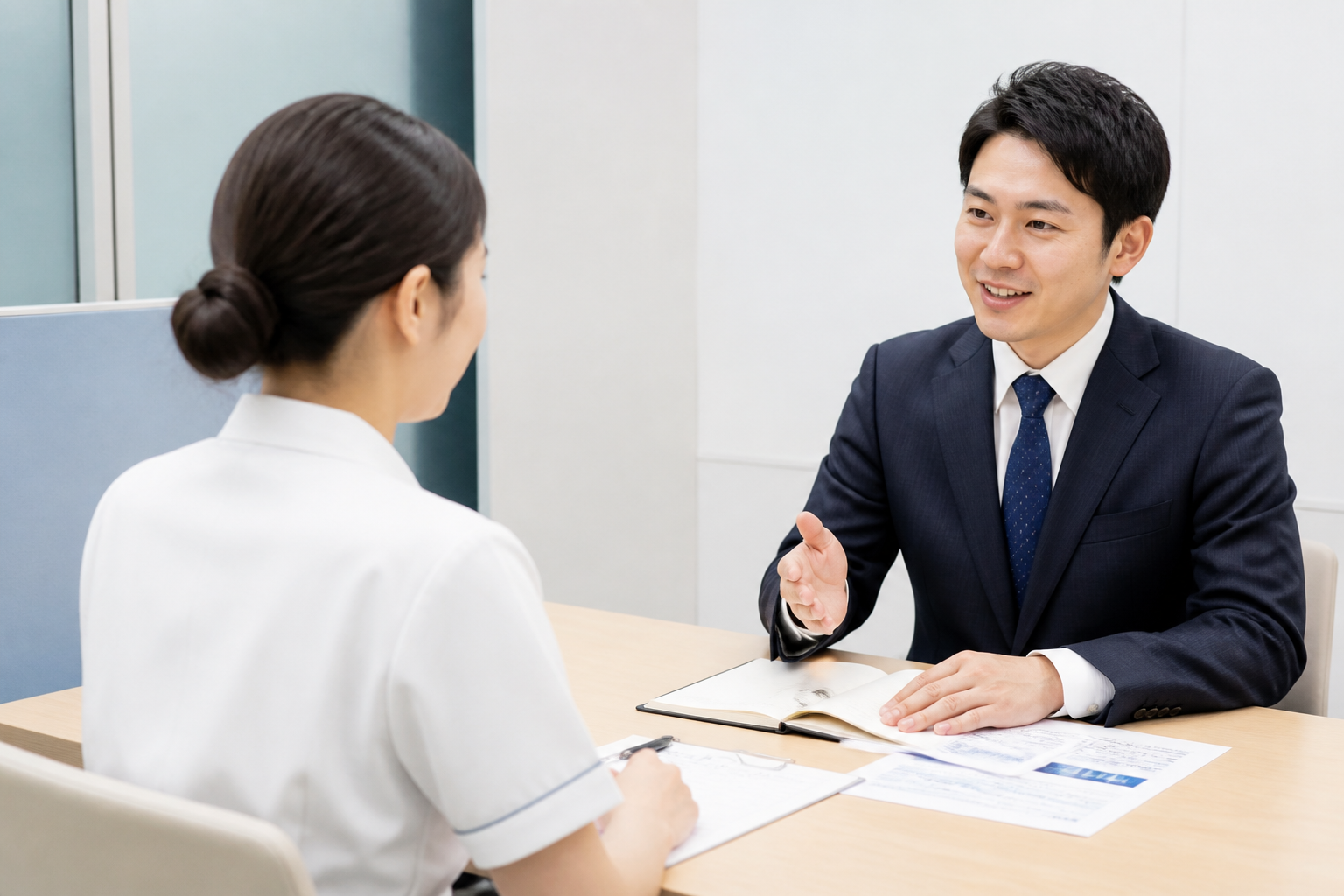 転職エージェントのキャリアアドバイザーと面談する訪問看護希望の女性看護師