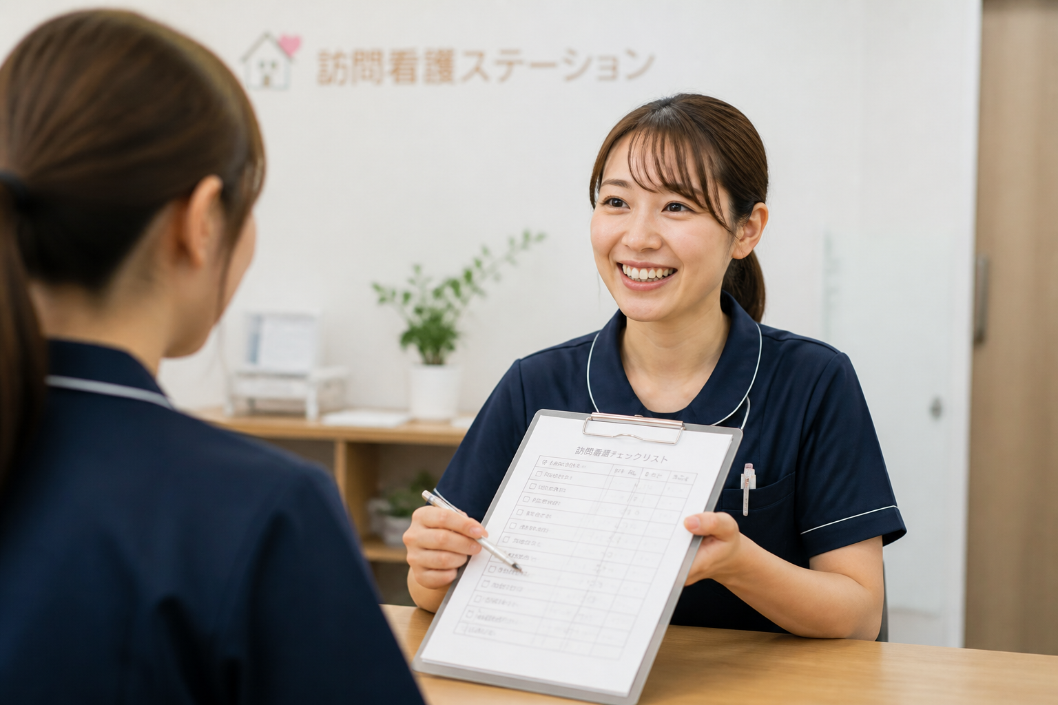 求人選びのチェックリストを確認しながら同僚と話す訪問看護師