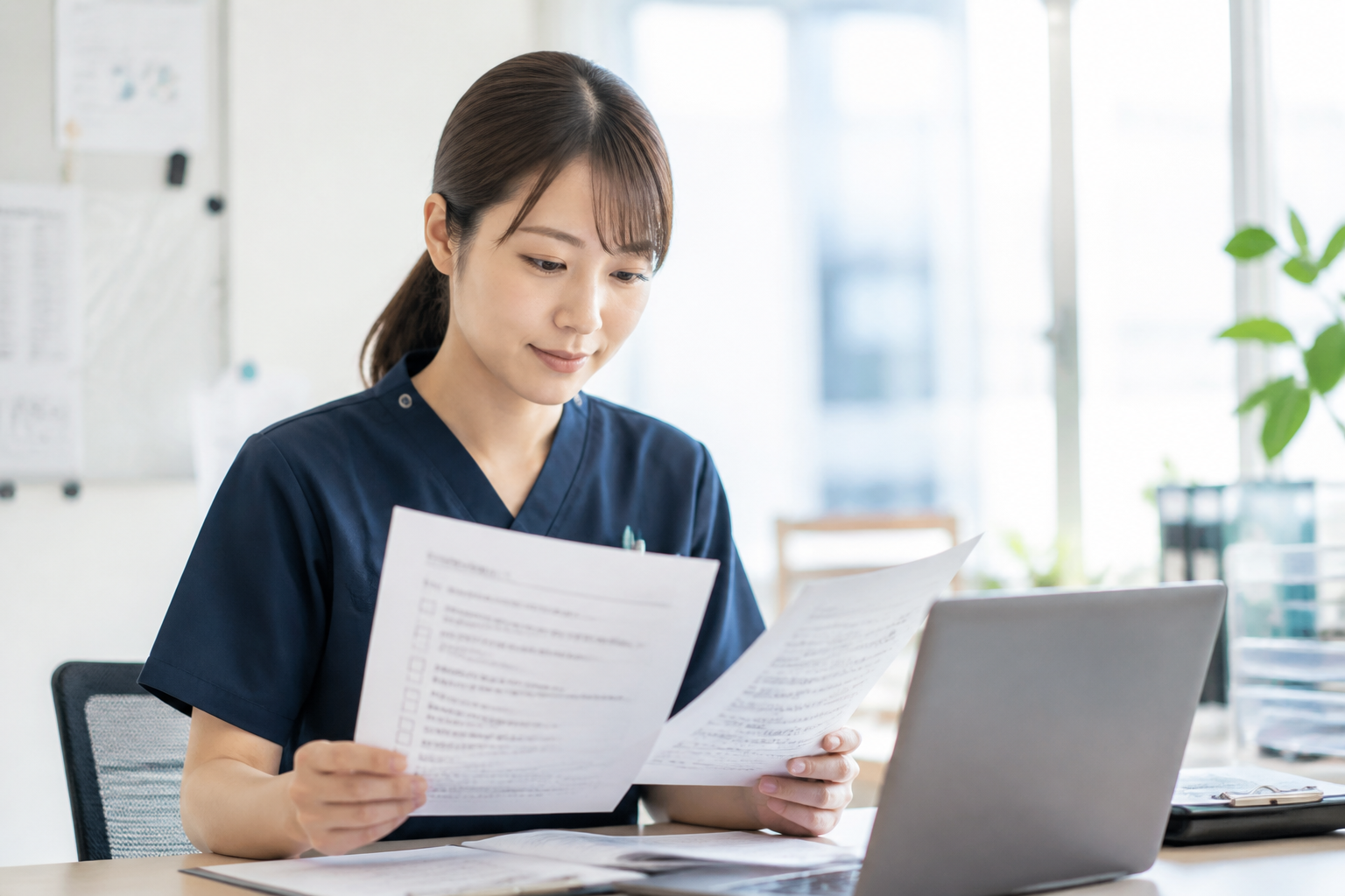 麻薬管理の確認手順をチェックする訪問看護師