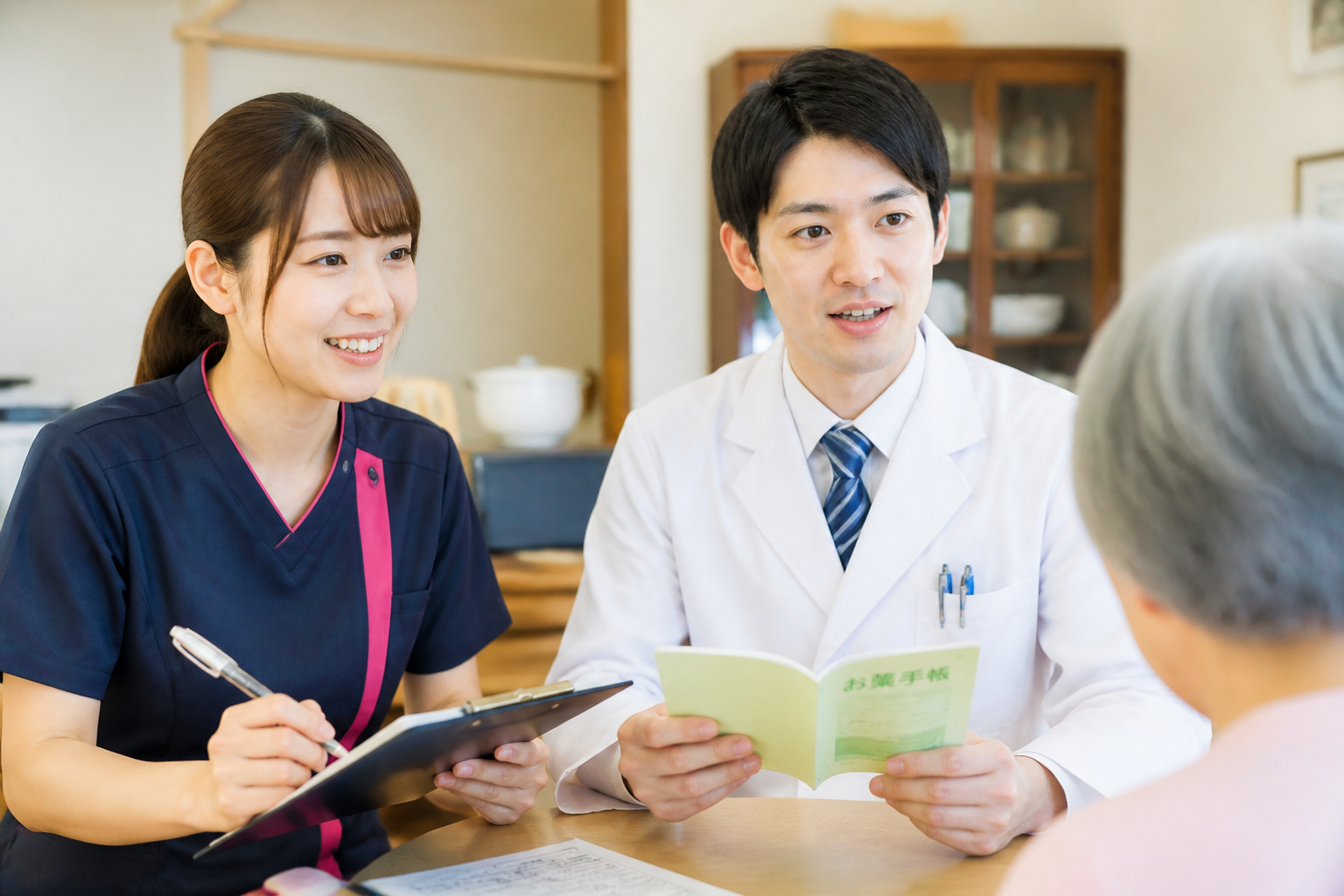 訪問看護師と薬剤師が服薬管理について連携する様子