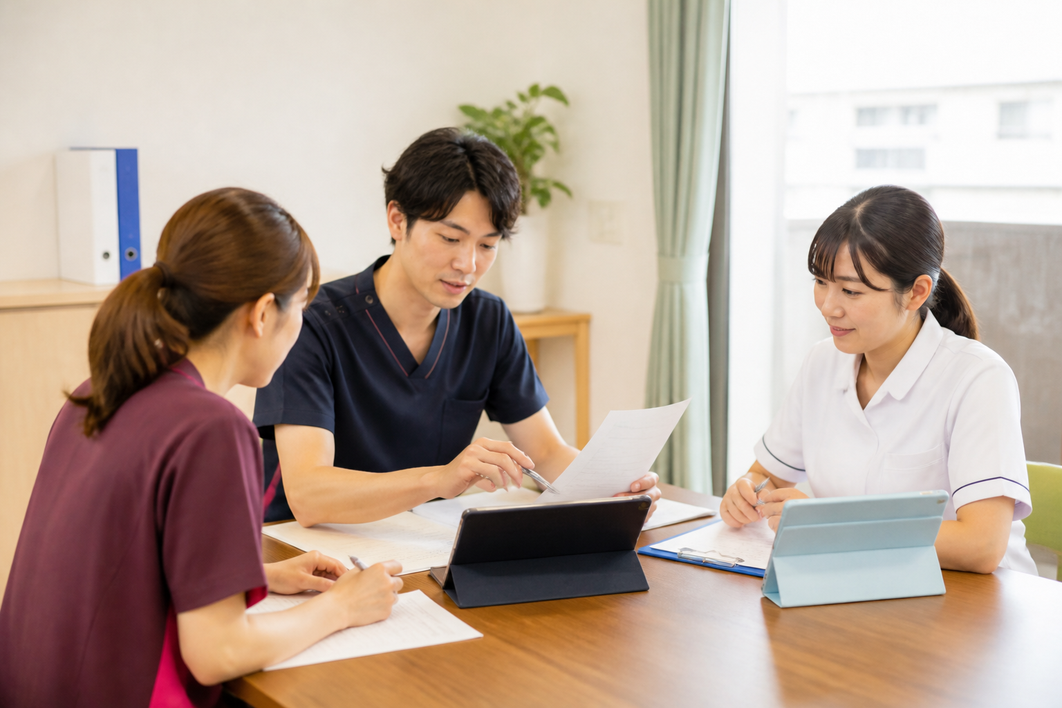 看護師とPT・OTが訪問看護計画書の内容を話し合うカンファレンス