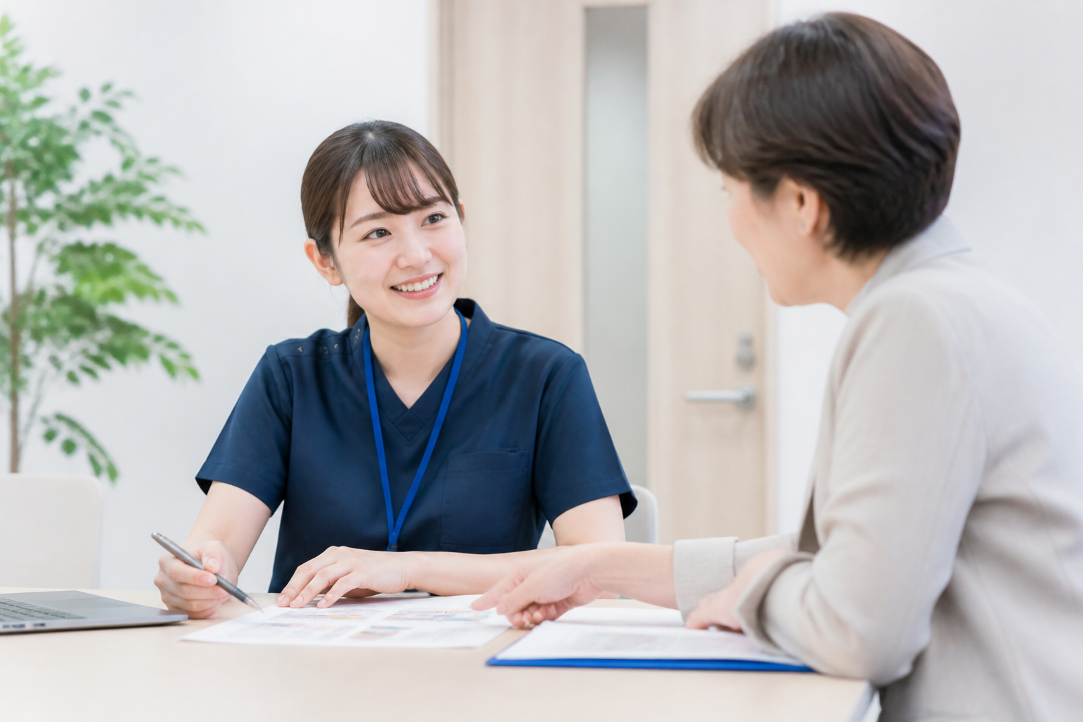 訪問看護師が事業所選びの面接で教育体制や報告フローを確認している様子