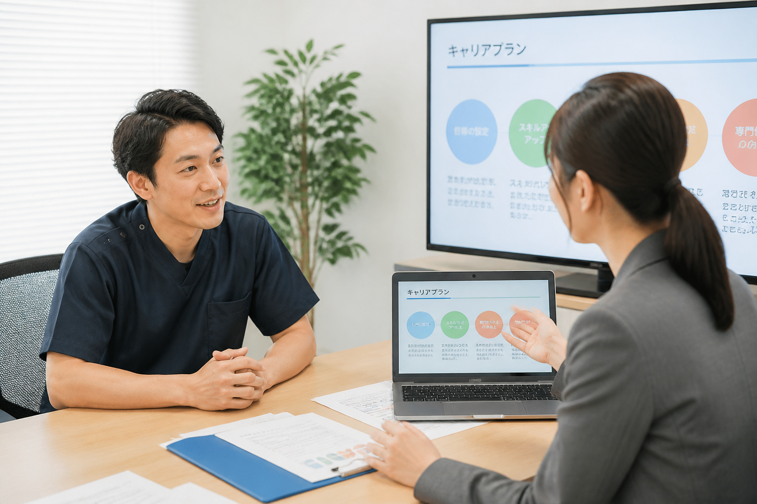 キャリアアドバイザーと将来シナリオについて話し合う日本人理学療法士