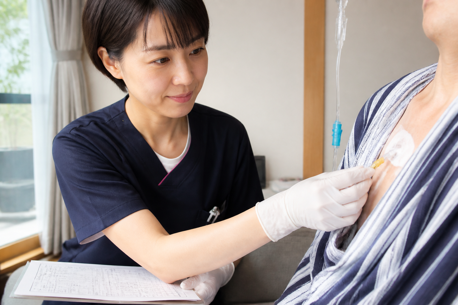 訪問看護師が在宅がん患者のCVポートや点滴ルートを確認・管理している様子