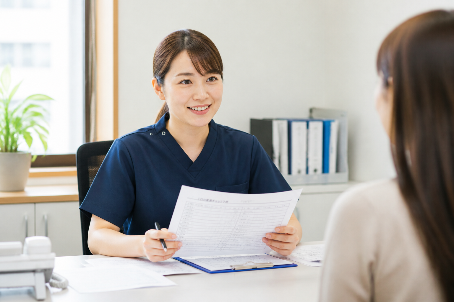 訪問看護師ががん在宅ケア転職前にチェックリストで事業所条件を確認している様子