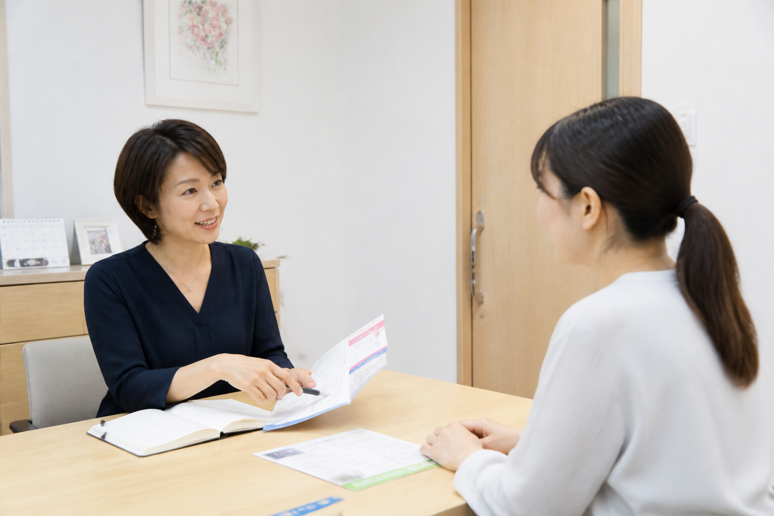 訪問看護ステーションで転職前の面談を行う看護師と管理者