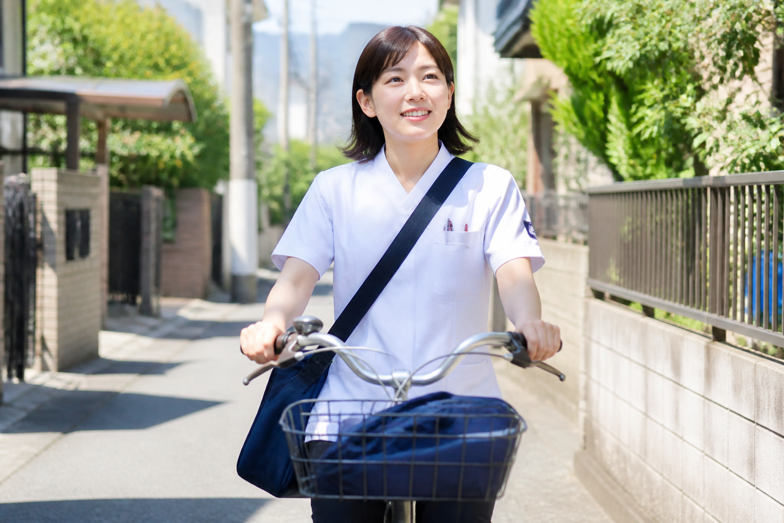 訪問看護師が住宅街を自転車で移動している様子
