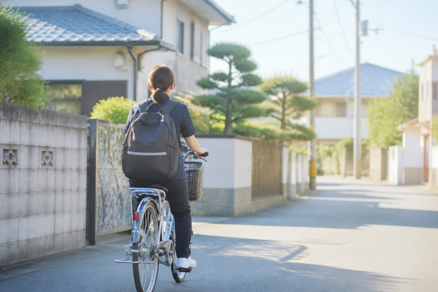 次の訪問先へ向かう訪問看護師の後ろ姿、将来のキャリアを象徴する一枚
