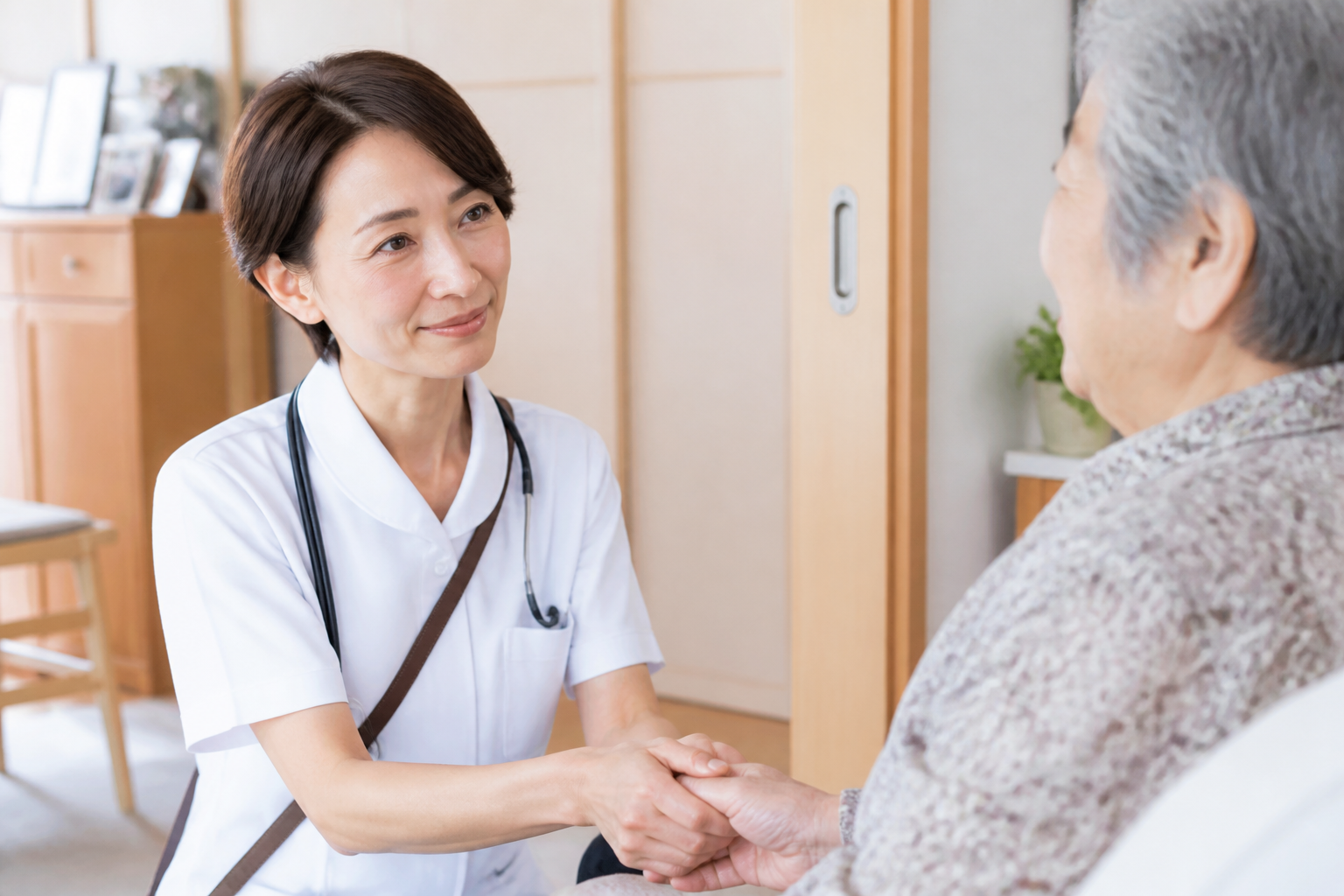 訪問看護師が患者宅で高齢者にケアを提供している様子