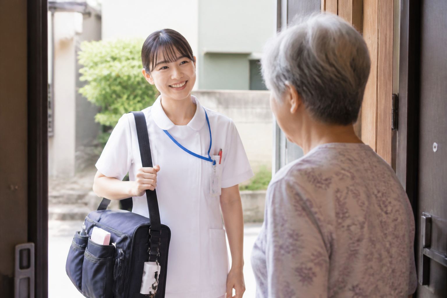 訪問看護師が高齢者宅を訪問し尿路感染予防のケアを行う様子