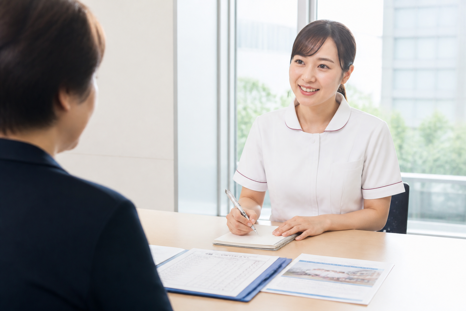 面接でチェックリストを確認しながら質問する訪問看護師の転職者