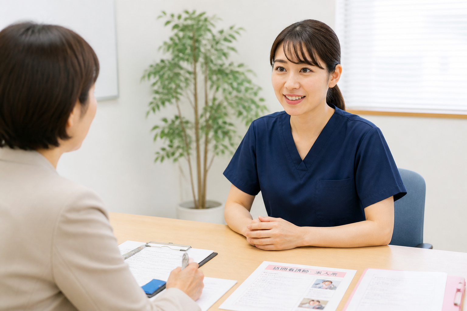 訪問看護ステーションで採用担当者と面接する看護師