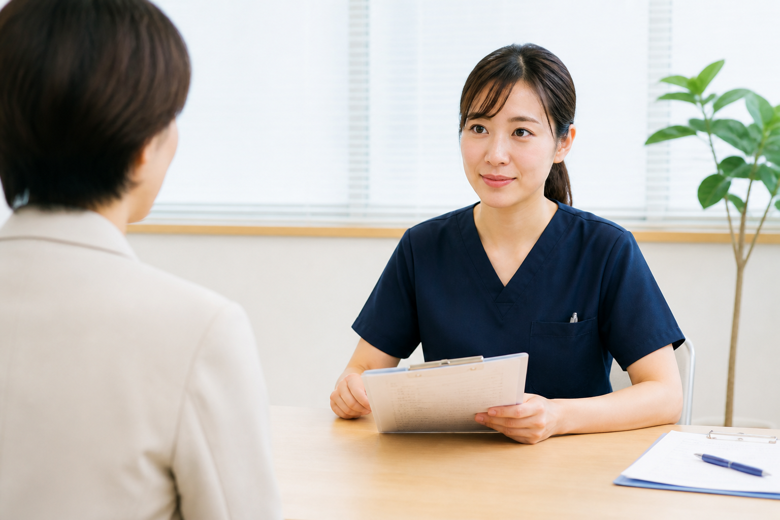 訪問看護管理者求人の面接でアクションプランを確認する看護師