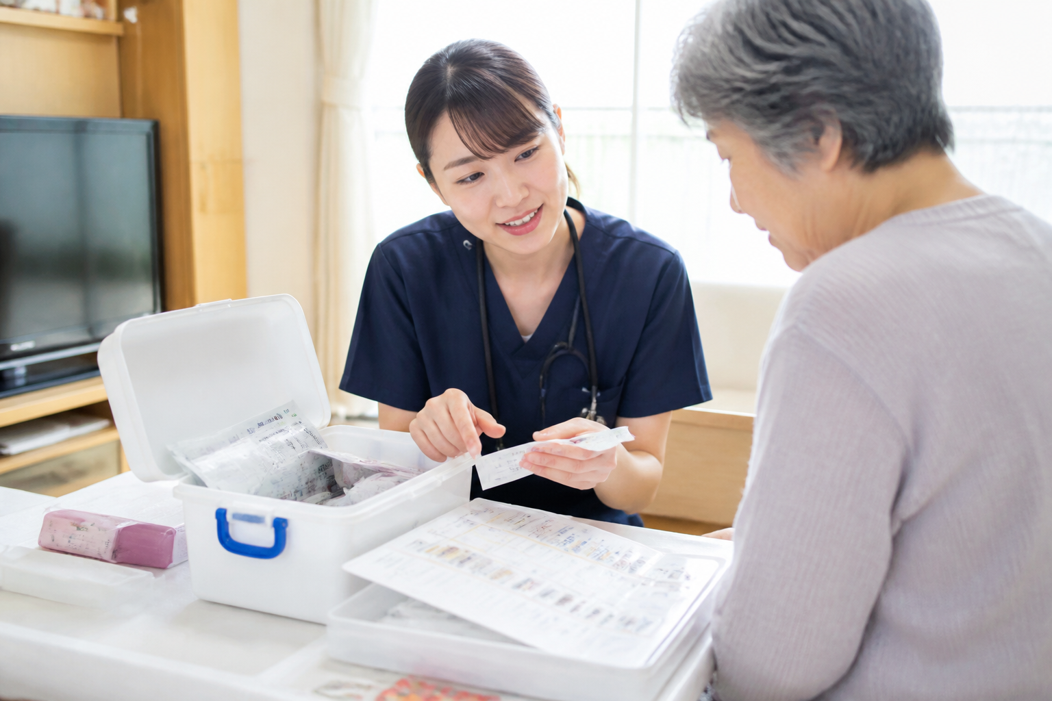 訪問看護師が利用者宅で服薬状況を確認する様子
