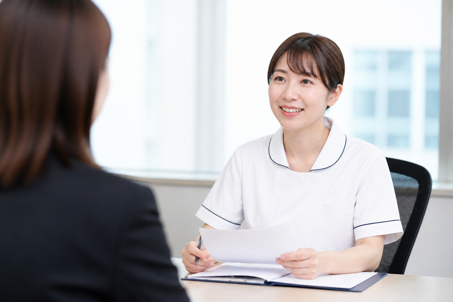 訪問看護の転職面接でオンコール条件を確認する日本人看護師
