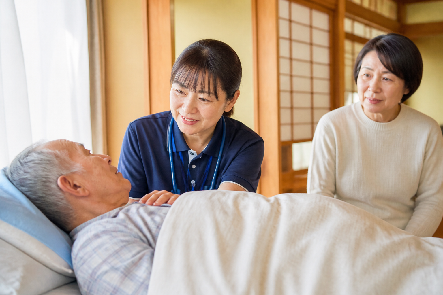 自宅で痛みの状態を確認しながら利用者に声をかける訪問看護師