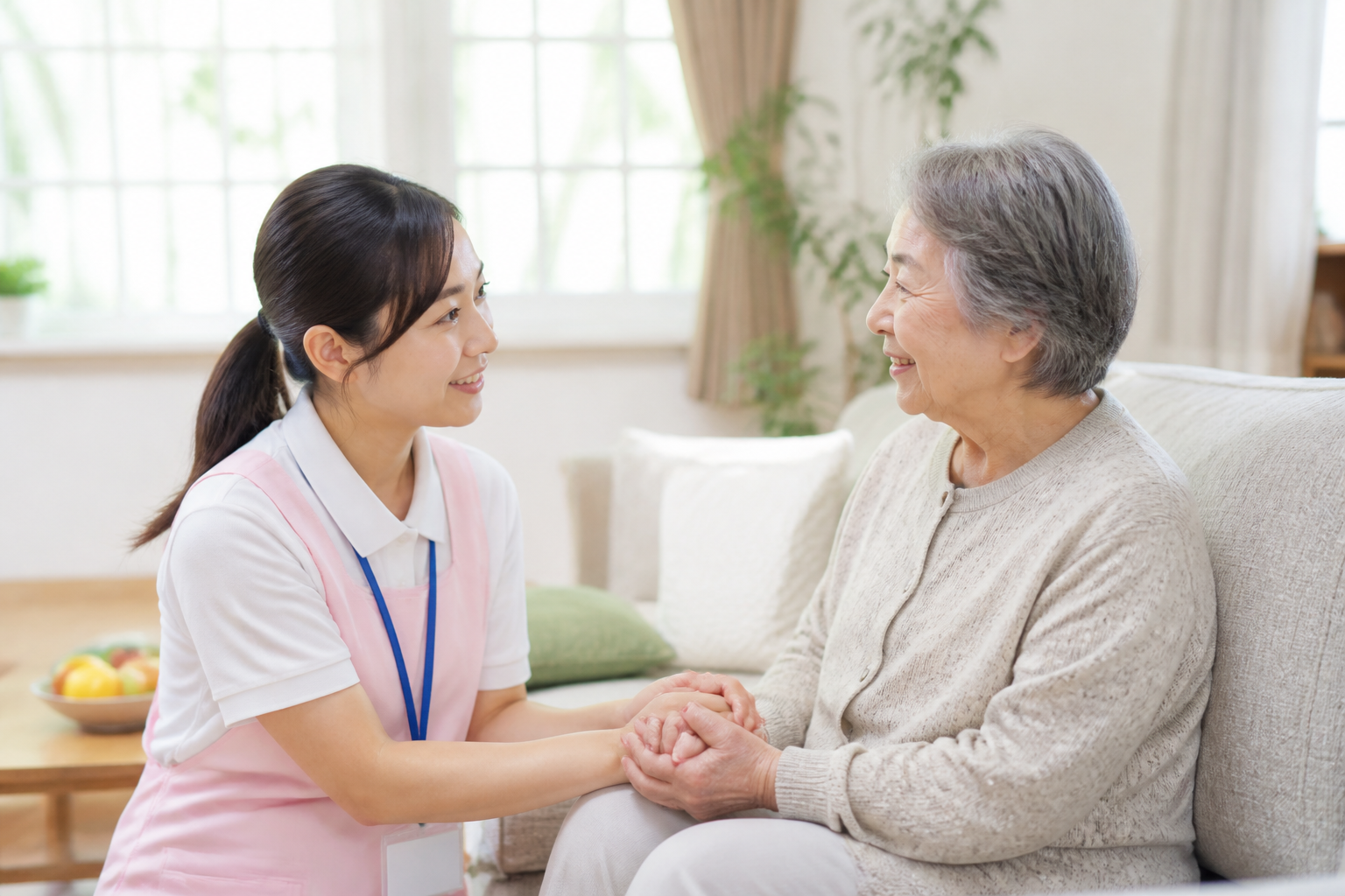 訪問看護師が自宅で高齢の利用者に寄り添いケアを行っている様子