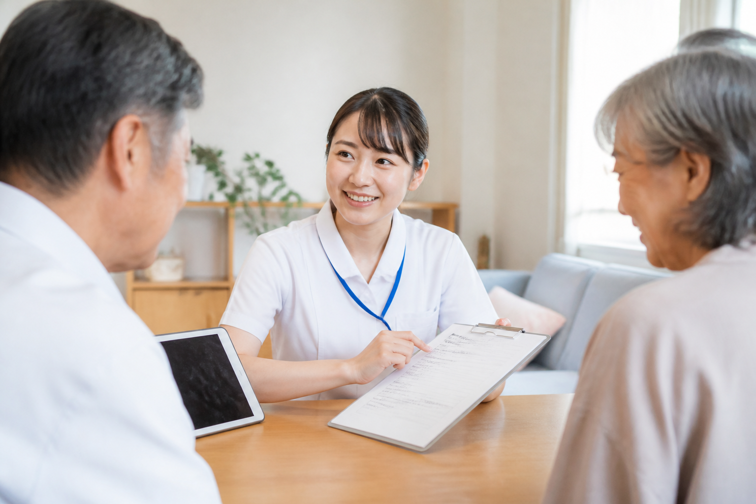 利用者と家族に訪問看護計画書を説明し同意を得る日本人看護師