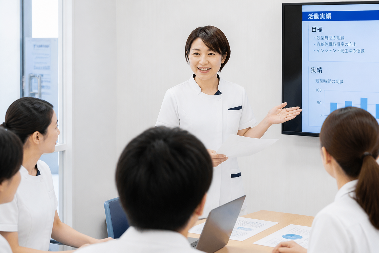 訪問看護ステーションの管理者がスタッフにキャリアや給与体制を説明している場面