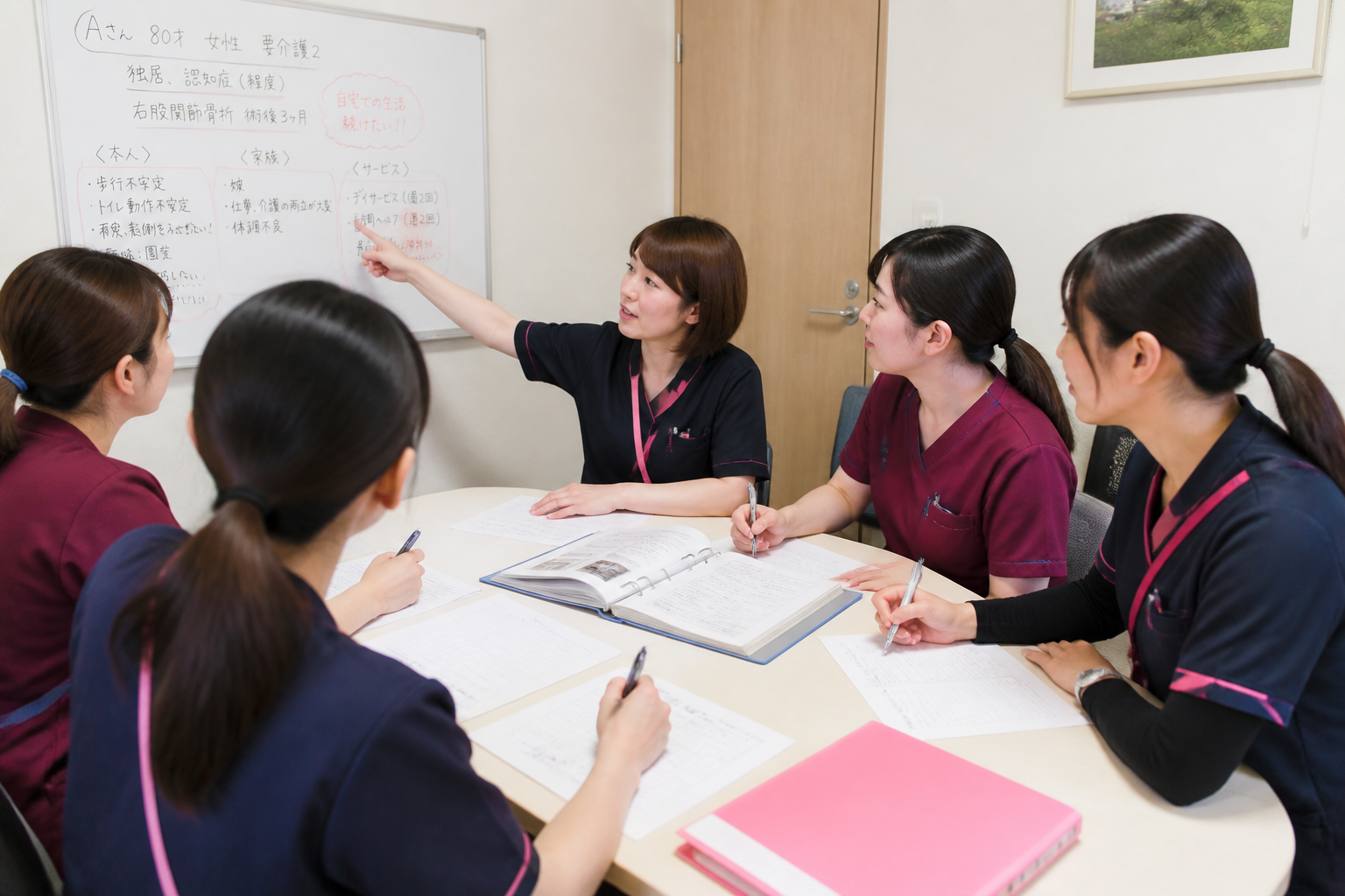 事務所でケースカンファレンスを行う訪問看護師チーム