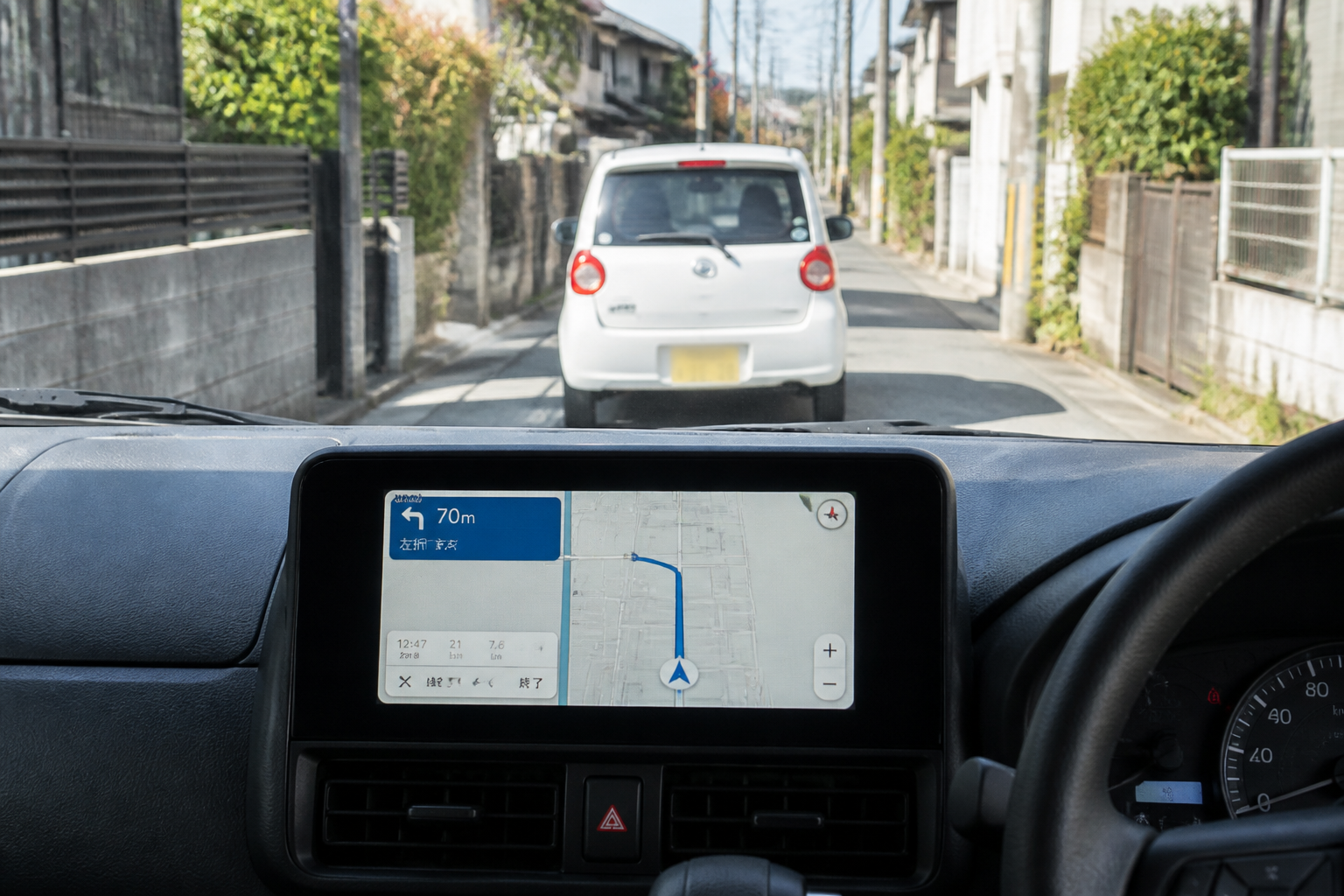 訪問リハビリで利用者宅を移動する車とカーナビの画面