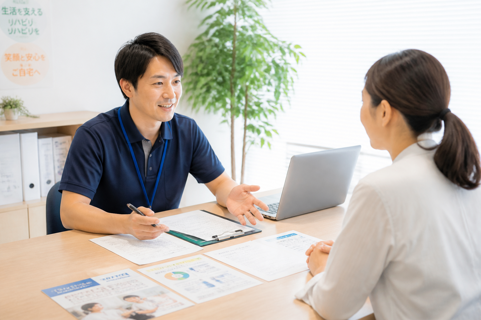 訪問リハビリ事業所の面接で年収シナリオや条件を確認する求職者と管理者