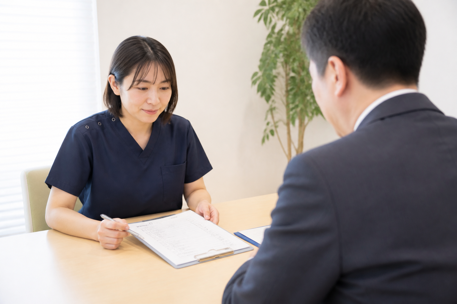 訪問リハビリの面接でチェックリストをもとに事業所の連絡体制を確認する求職者